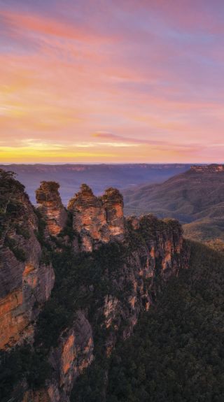 Sunrise over Jamison Valley in the Blue Mountains